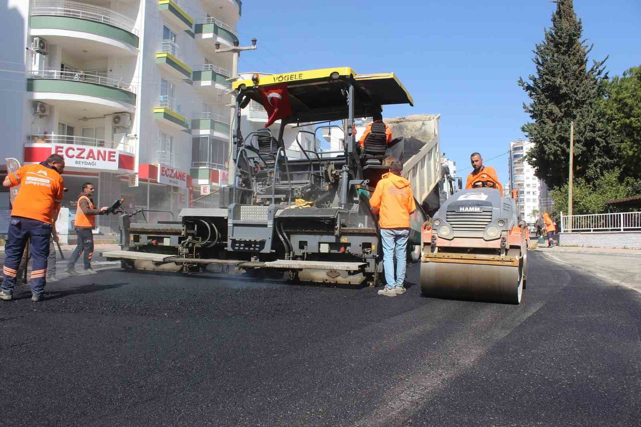 MERSİN BÜYÜKŞEHİR BELEDİYESİ, MEZİTLİ YENİ MAHALLE’DE 600 METRELİK YOLU SICAK ASFALTLA YENİLEYEREK...