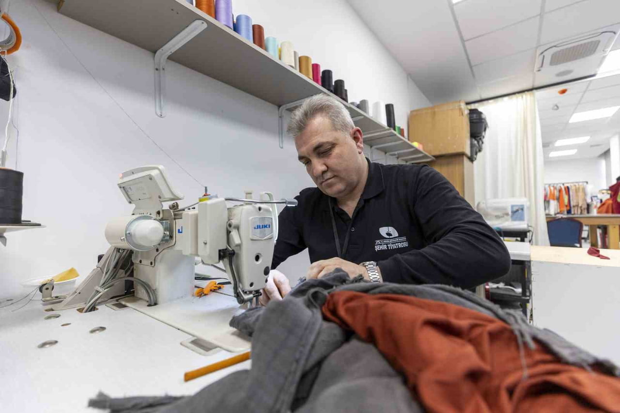 MERSİN BÜYÜKŞEHİR BELEDİYESİ, ŞEHİR TİYATROSU BÜNYESİNDEKİ DİKİM ATÖLYESİNDE HAZIRLANAN...