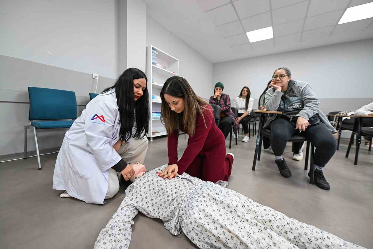 MERSİN BÜYÜKŞEHİR BELEDİYESİ, ÜCRETSİZ MESLEK EDİNDİRME KURSLARIYLA HASTA VE YAŞLI BAKIM ALANINDA...