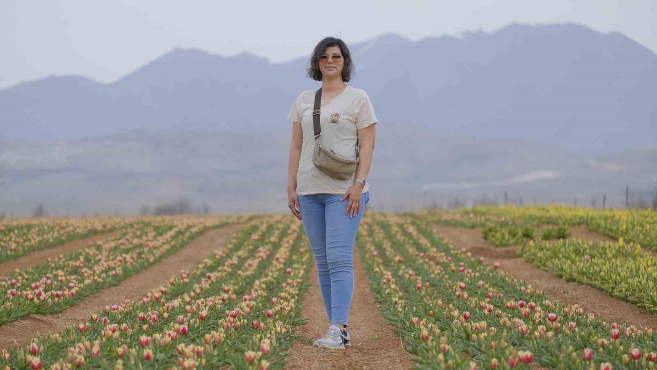 MERSİN’DEN AİLESİYLE BİRLİKTE LALE TARLASINI GÖRMEYE GELEN AYŞENUR GÖK, YENİ YAŞINI ÇİÇEKLER...
