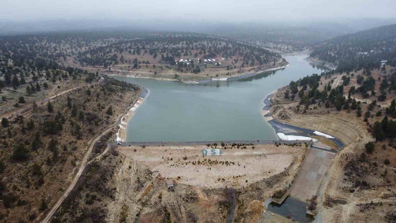 MERSİN ERDEMLİ'DE YAYLADA YER ALAN YAKLAŞIK 4 BİN DÖNÜM ALANIN SULANMASI İÇİN YAPILAN GÖLET DOLDU...