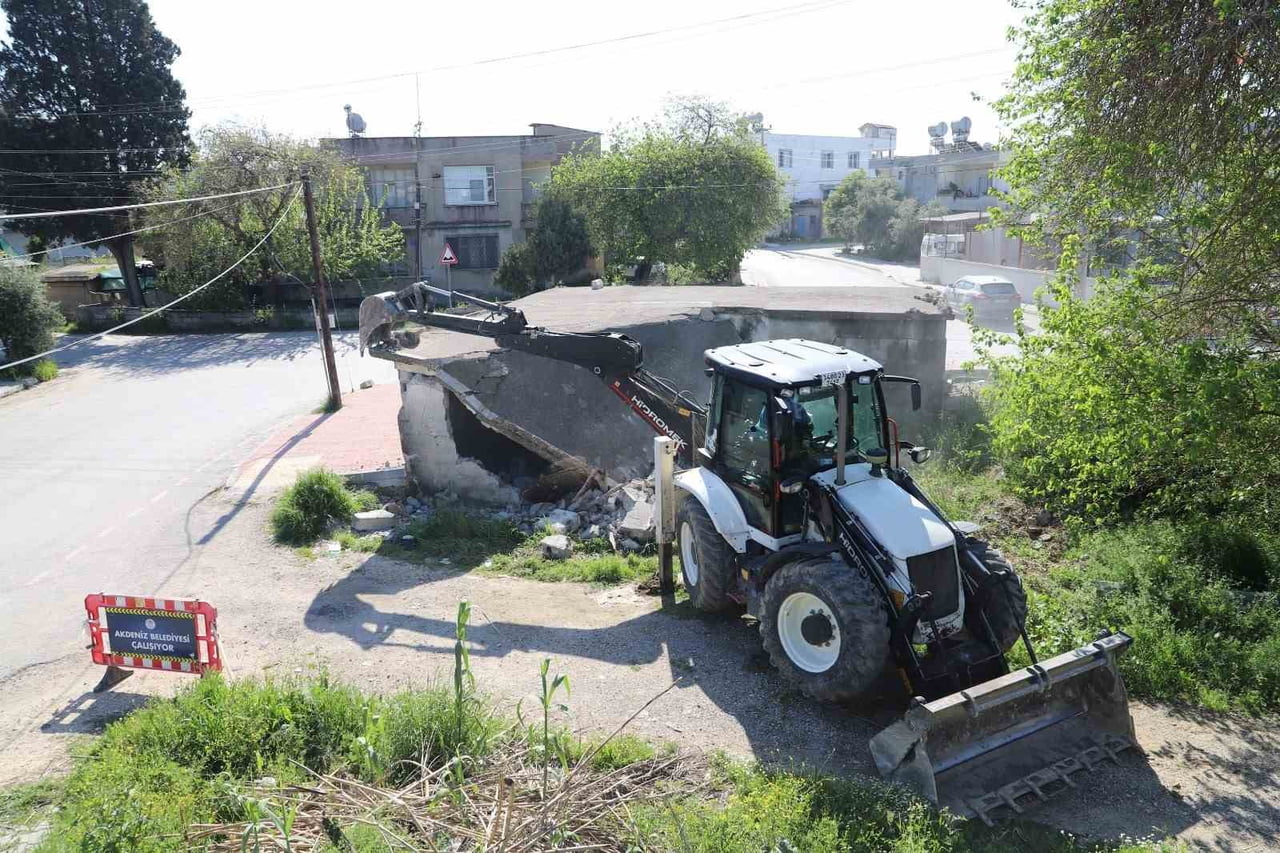 MERSİN’İN AKDENİZ İLÇESİNDE, CAN VE MAL GÜVENLİĞİ AÇISINDAN RİSK OLUŞTURAN METRUK YAPILAR...