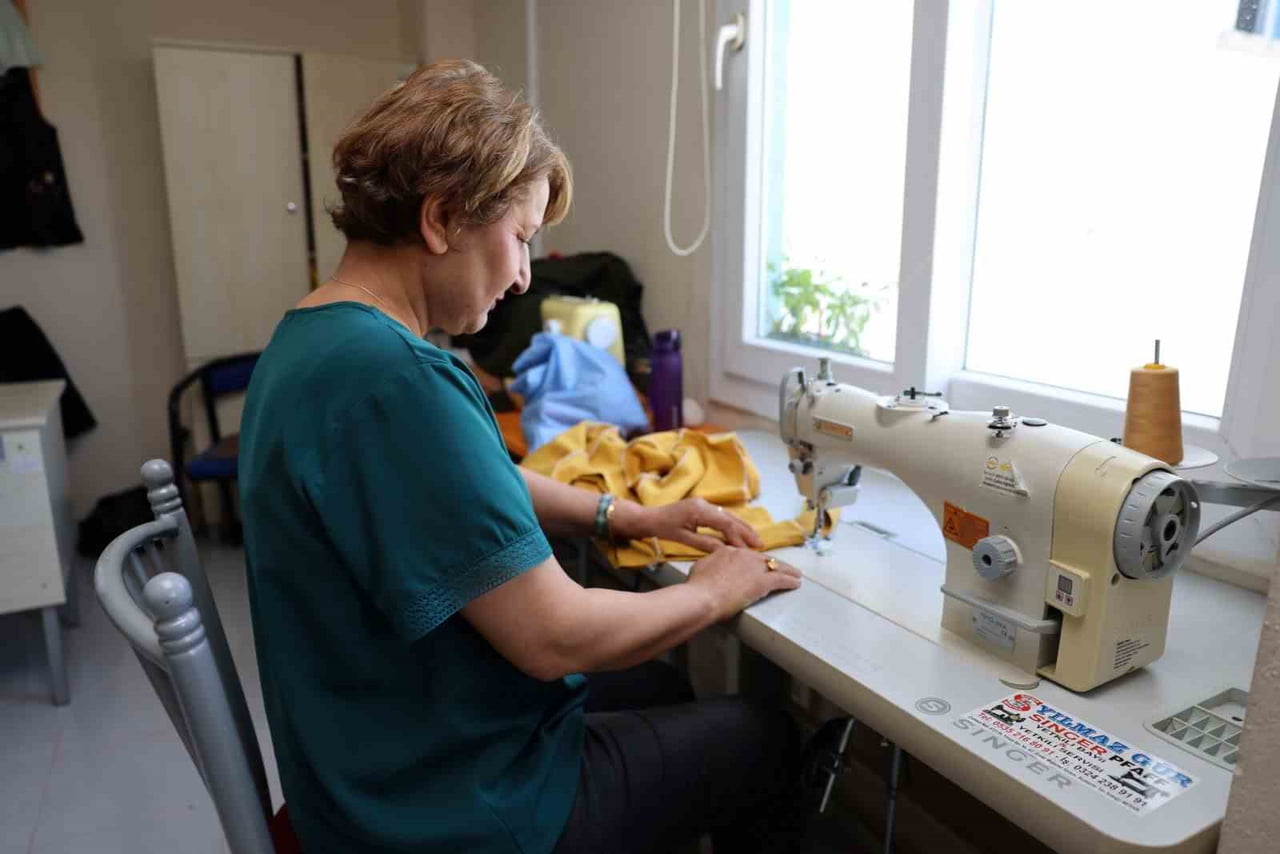 MERSİN’İN AKDENİZ İLÇESİNDE ONKOLOJİ TEDAVİSİ GÖREN 55 YAŞINDAKİ MUAZZEZ CANBOLAT, BELEDİYE...