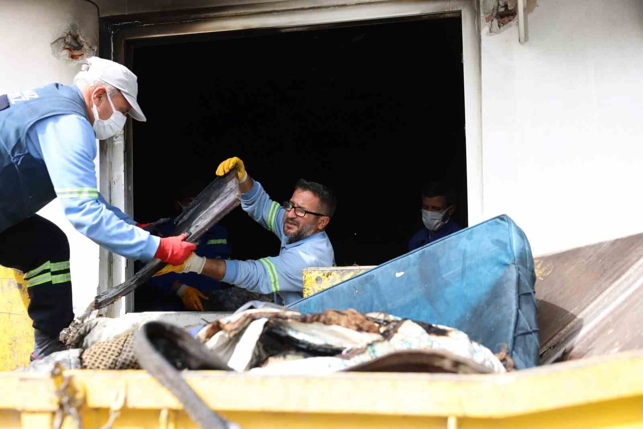 MERSİN’İN AKDENİZ İLÇESİNE BAĞLI GÜNEŞ MAHALLESİ’NDE ÇIKAN YANGINDA ZARAR GÖREN EV, BELEDİYE...