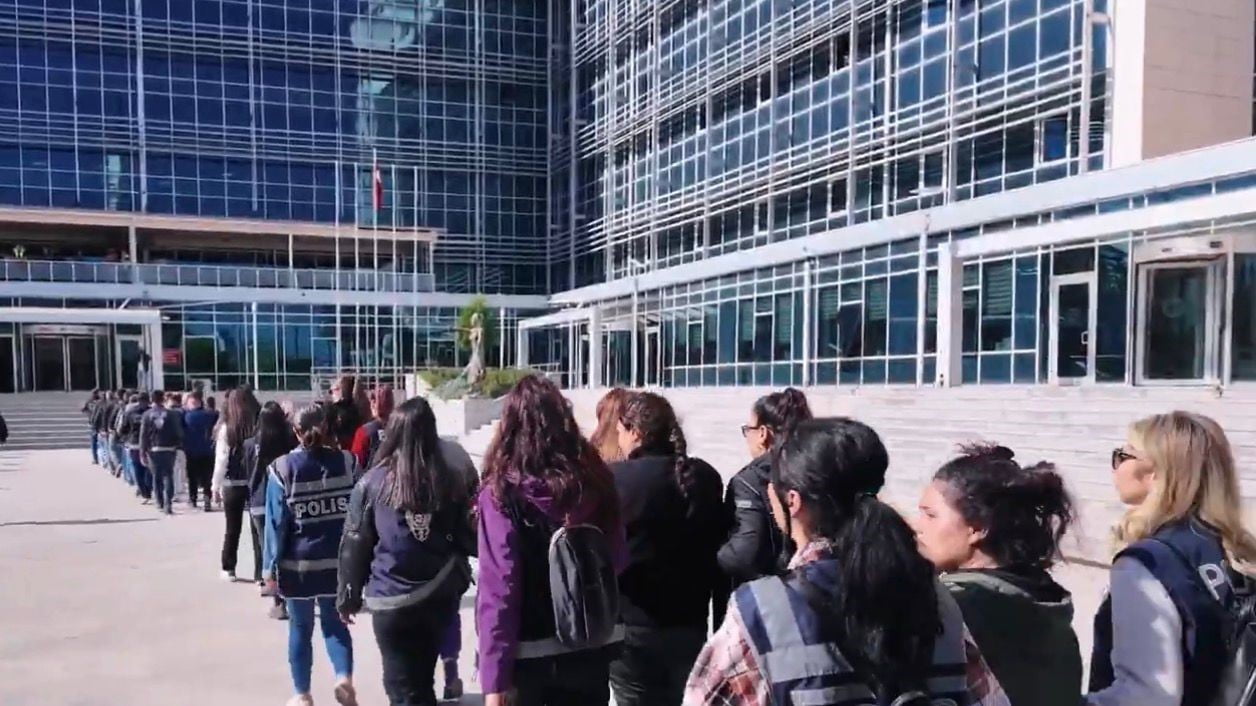 MERSİN’İN TARSUS İLÇESİNDE NARKOTİK MADDE TİCARETİNE YÖNELİK DÜZENLENEN OPERASYONDA 95 ŞÜPHELİNİN...