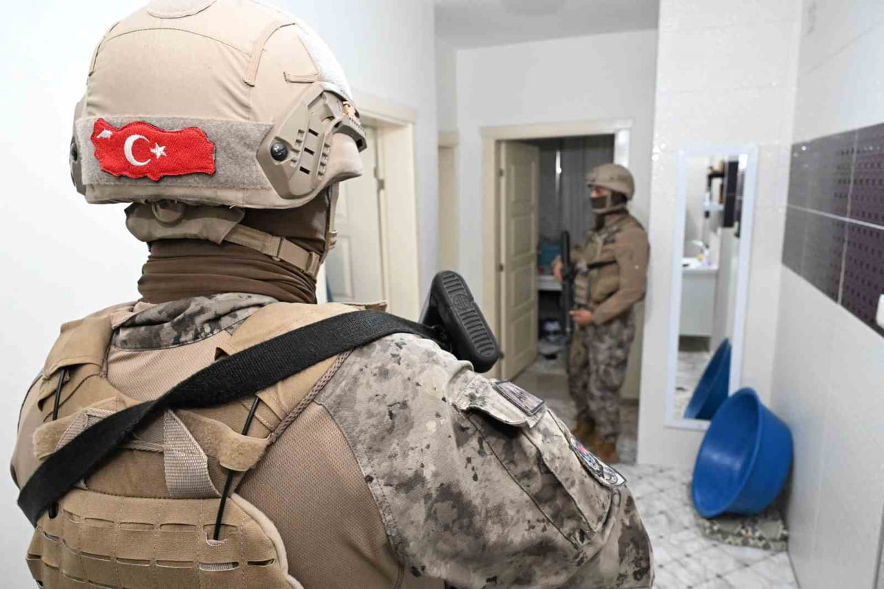 MERSİN MERKEZLİ 3 İLDE DÜZENLENEN YASADIŞI BAHİS OPERASYONUNDA GÖZALTINA ALINAN 40 ŞÜPHELİDEN 19'U...