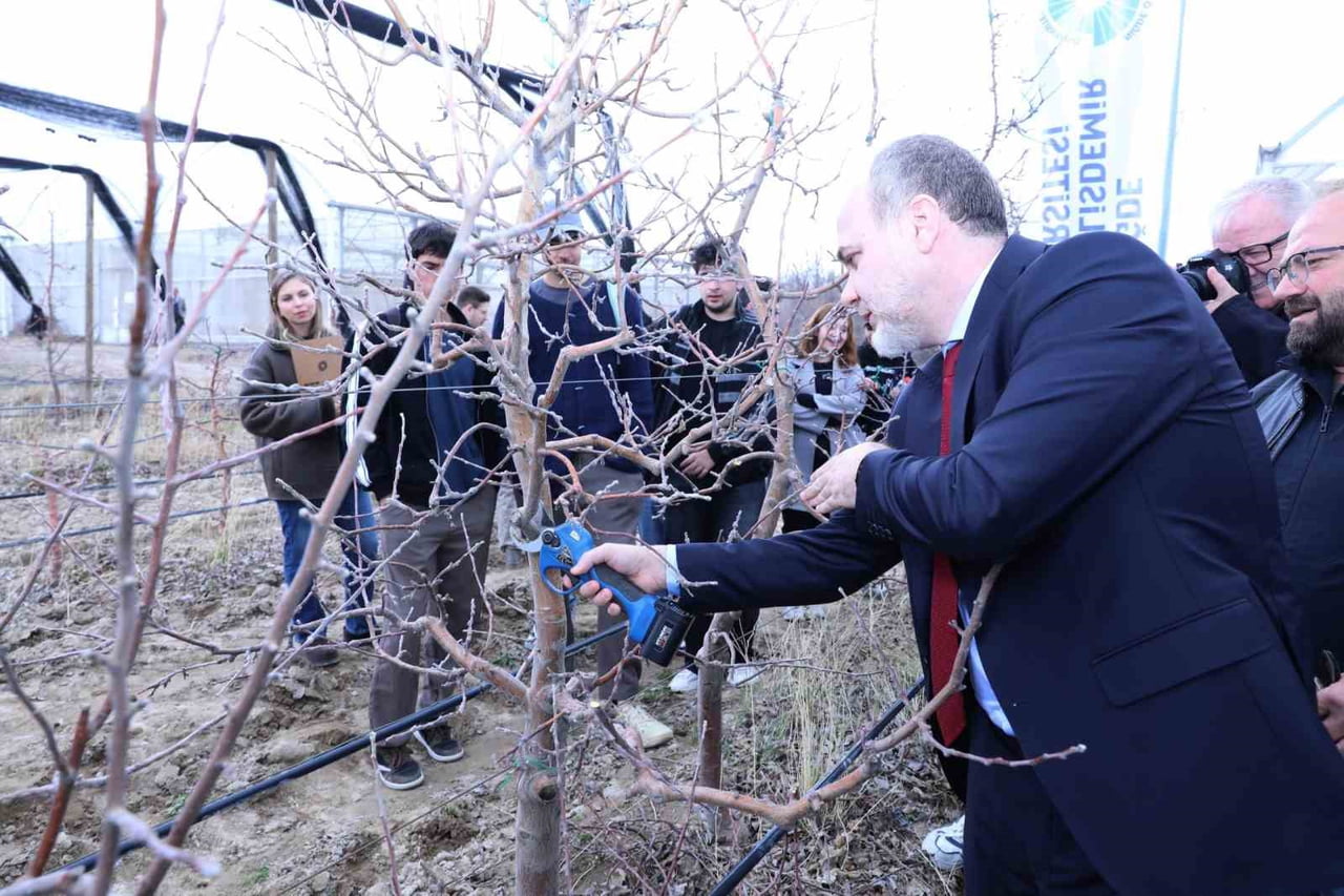 MEYVE AĞAÇLARINDA DOĞRU BUDAMA YÖNTEMLERİ NÖHÜ’DE ÖĞRETİLDİ