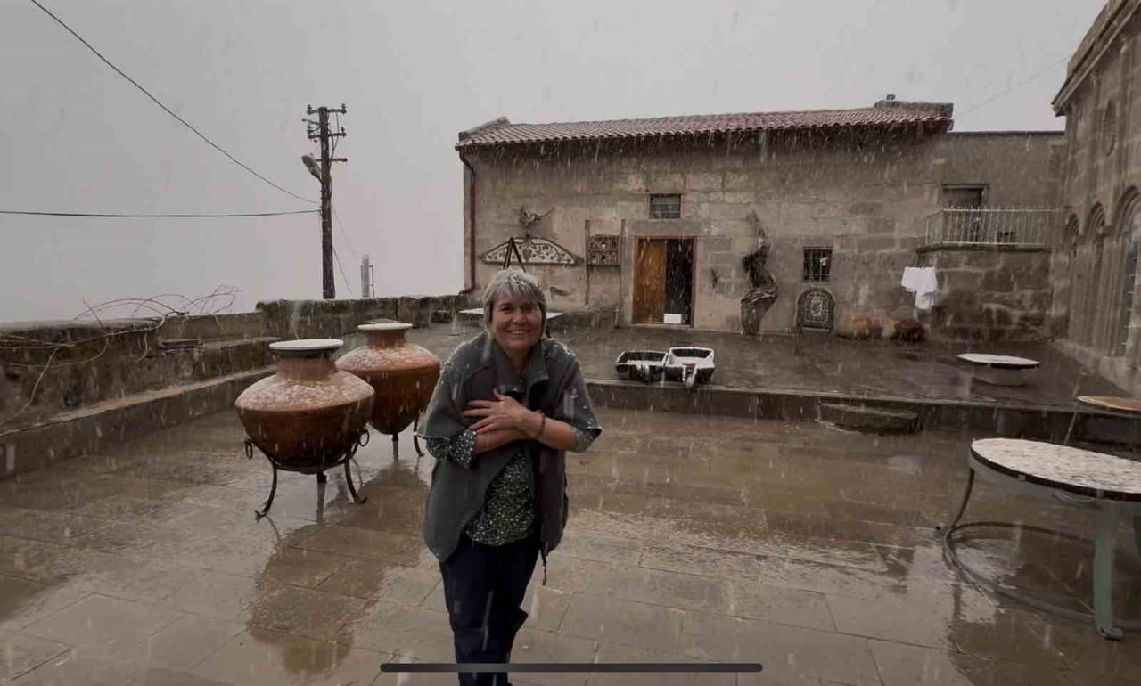 MEYVE AĞAÇLARININ ÇİÇEK AÇTIĞI AKSARAY’IN GÜZELYURT İLÇESİNDE KAR YAĞIŞI BAŞLADI.