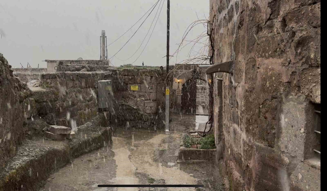 MEYVE AĞAÇLARININ ÇİÇEK AÇTIĞI AKSARAY’IN GÜZELYURT İLÇESİNDE KAR YAĞIŞI BAŞLADI.