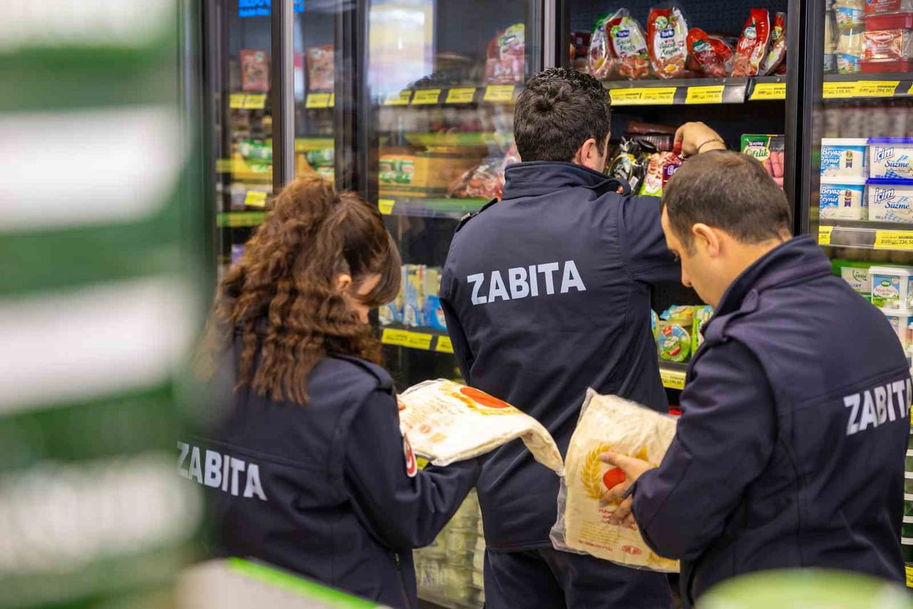 MEZİTLİ BELEDİYESİ, İLÇE GENELİNDE GERÇEKLEŞTİRDİĞİ DENETİMLERDE SON KULLANMA TARİHİ GEÇMİŞ...