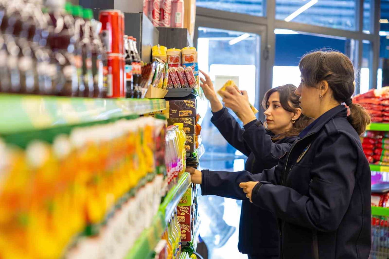 MEZİTLİ BELEDİYESİ, İLÇE GENELİNDE GERÇEKLEŞTİRDİĞİ DENETİMLERDE SON KULLANMA TARİHİ GEÇMİŞ...