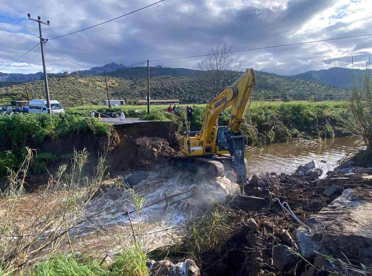 MİLAS’TA ÜÇ MAHALLEYİ BİRBİRİNE BAĞLAYAN VE YOĞUN YAĞIŞ NEDENİYLE HASAR GÖREN KÖPRÜ MUĞLA...