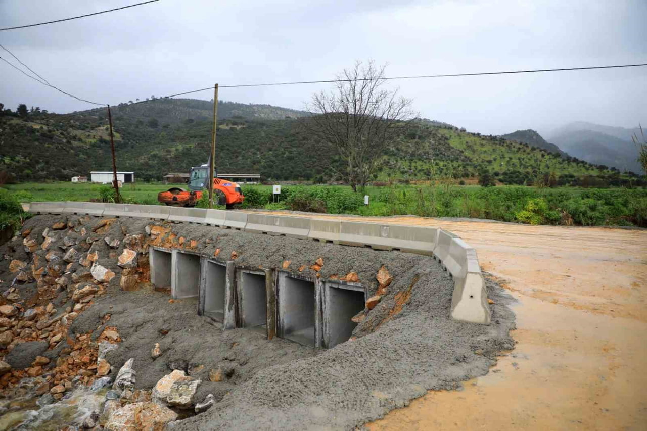 MİLAS’TA ÜÇ MAHALLEYİ BİRBİRİNE BAĞLAYAN VE YOĞUN YAĞIŞ NEDENİYLE HASAR GÖREN KÖPRÜ MUĞLA...