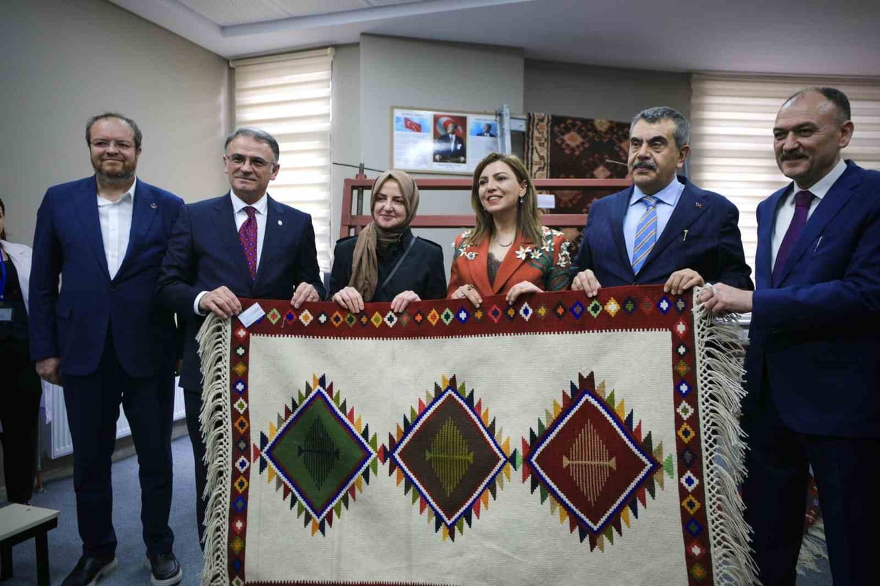 MİLLİ EĞİTİM BAKANI YUSUF TEKİN; DURDUKLARI VE BAKTIKLARI YERDEN ANA FELSEFELERİNDE BÜTÜN...