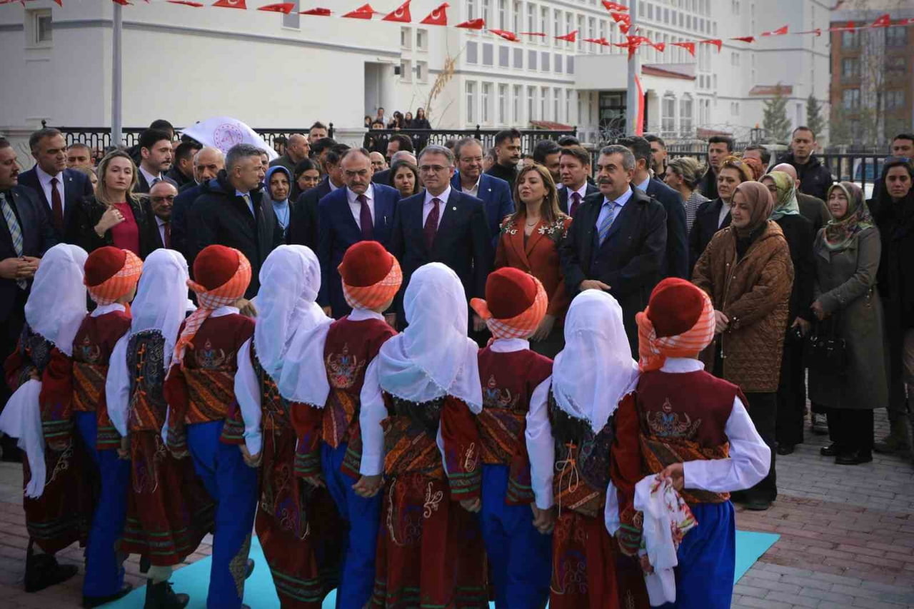 MİLLİ EĞİTİM BAKANI YUSUF TEKİN; DURDUKLARI VE BAKTIKLARI YERDEN ANA FELSEFELERİNDE BÜTÜN...