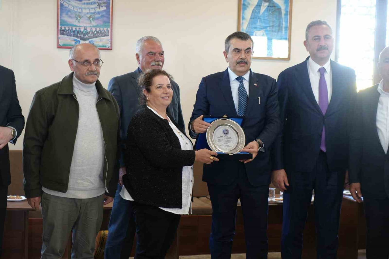 MİLLİ EĞİTİM BAKANI YUSUF TEKİN, GAZİANTEP'TE CEMEVİ'Nİ ZİYARET EDEREK ALEVİ VATANDAŞLARLA BİR...