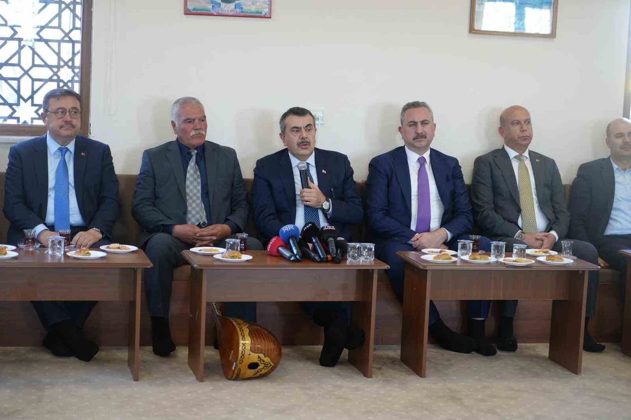 MİLLİ EĞİTİM BAKANI YUSUF TEKİN, GAZİANTEP'TE CEMEVİ'Nİ ZİYARET EDEREK ALEVİ VATANDAŞLARLA BİR...