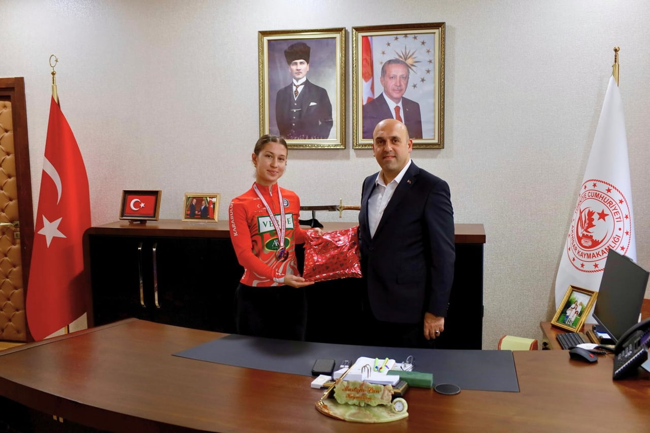 MİLLİ TAKIMA SEÇİLEREK DÜNYA ŞAMPİYONASI BİLETİ ALAN BİSİKLETÇİ NAZİFE TUNÇEL,  KAYMAKAM MUSTAFA...