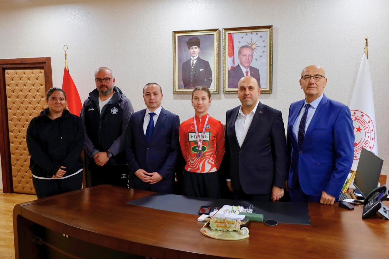 MİLLİ TAKIMA SEÇİLEREK DÜNYA ŞAMPİYONASI BİLETİ ALAN BİSİKLETÇİ NAZİFE TUNÇEL,  KAYMAKAM MUSTAFA...