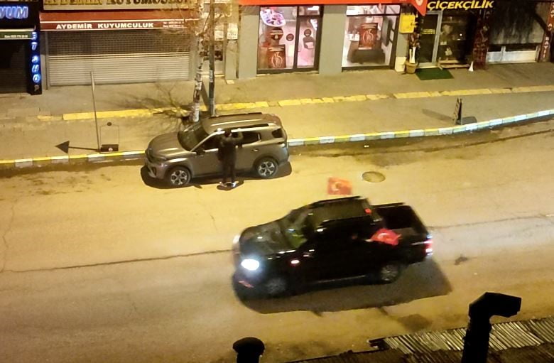 MİLLİLERDEN TARİHİ ZAFER: KENTTE BAYRAM HAVASI. (OLGUN YILDIZ/ARDAHAN-İHA)