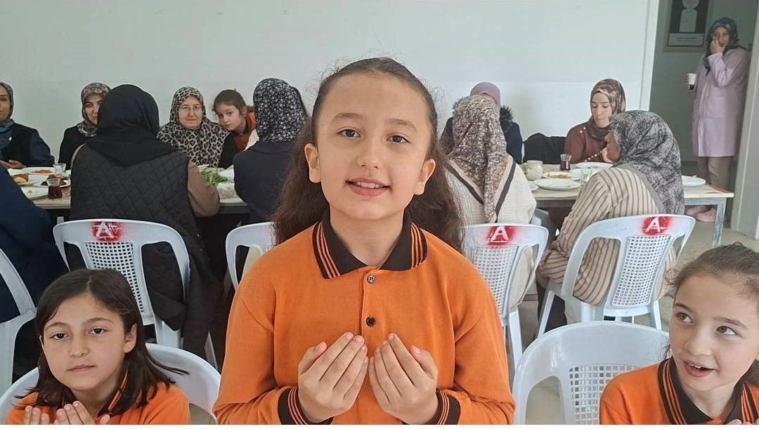 MİNİK BİRSEN’İN YEMEK DUASI GÖNÜLLERİ FETHETTİ
