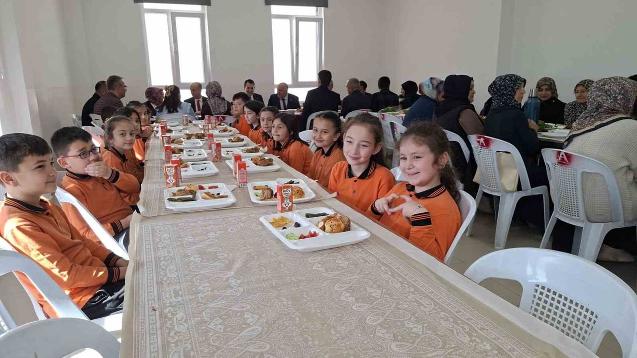 MİNİK BİRSEN’İN YEMEK DUASI GÖNÜLLERİ FETHETTİ