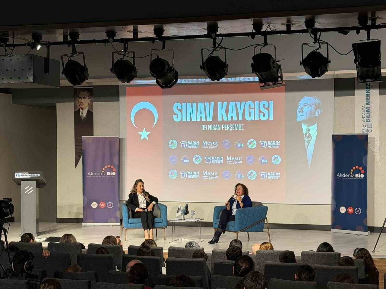 MODERATÖRLÜĞÜNÜ AV. AYŞE EVRİM ZEYBEK AKÇAY'IN (SOLDA) ÜSTLENDİĞİ SÖYLEŞİDE, PDRUAM MÜDÜRÜ...