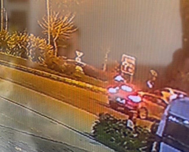 MOTOSİKLET OTOMOBİLE OK GİBİ SAPLANDI: KAZA ANI KAMERADA