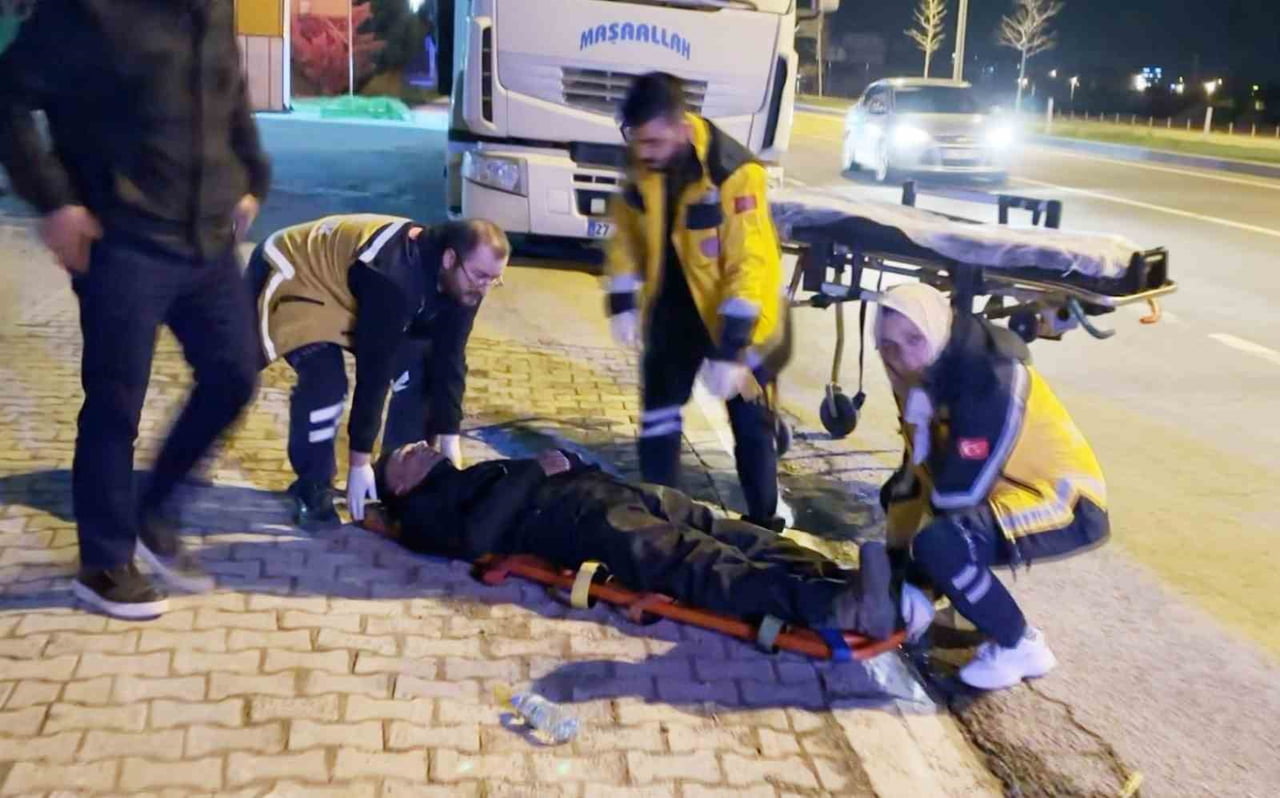 MOTOSİKLET SÜRÜCÜSÜ KURYE (FOTOĞRAFTA) KAZADA YARALANDI.