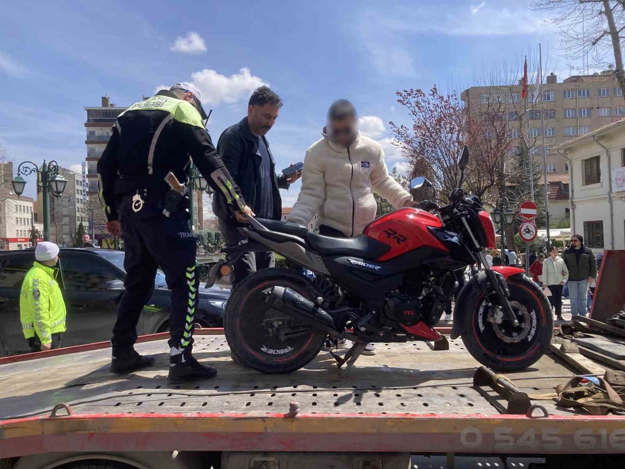 MOTOSİKLET, TRAFİKTEN MEN EDİLEREK ÇEKİCİ YARDIMIYLA OTOPARKA ÇEKİLDİ.