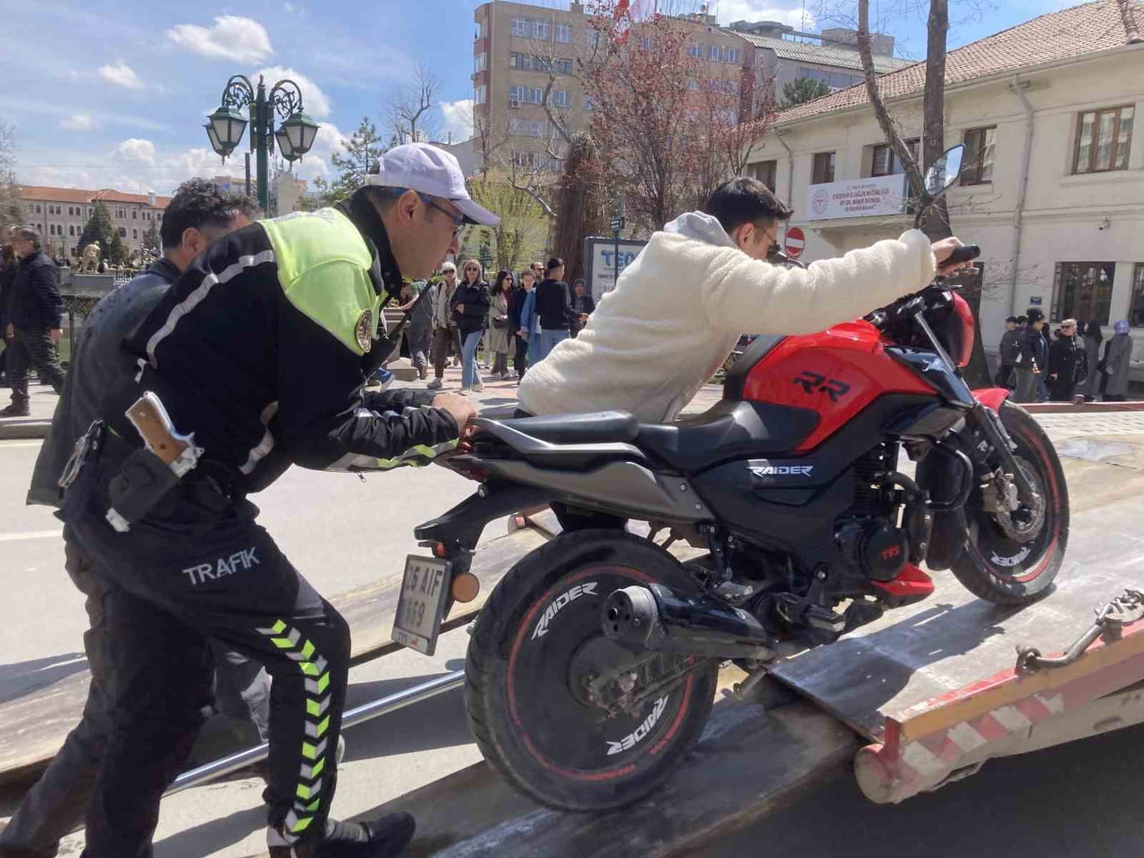 MOTOSİKLET, TRAFİKTEN MEN EDİLEREK ÇEKİCİ YARDIMIYLA OTOPARKA ÇEKİLDİ.