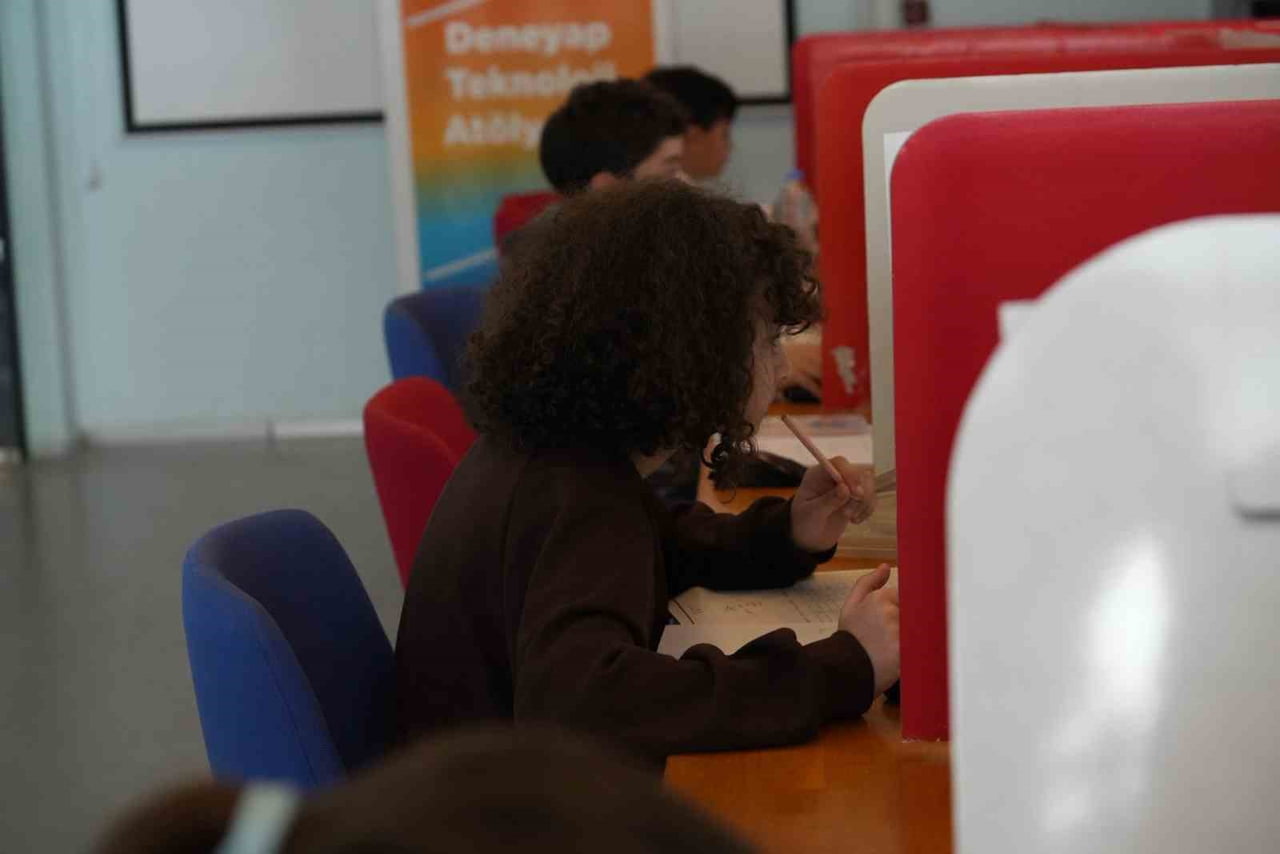 MUĞLA'DA GELECEĞİN TEKNOLOJİ YILDIZLARI YARIŞIYOR: DENEYAP SINAV HEYECANI BAŞLADI