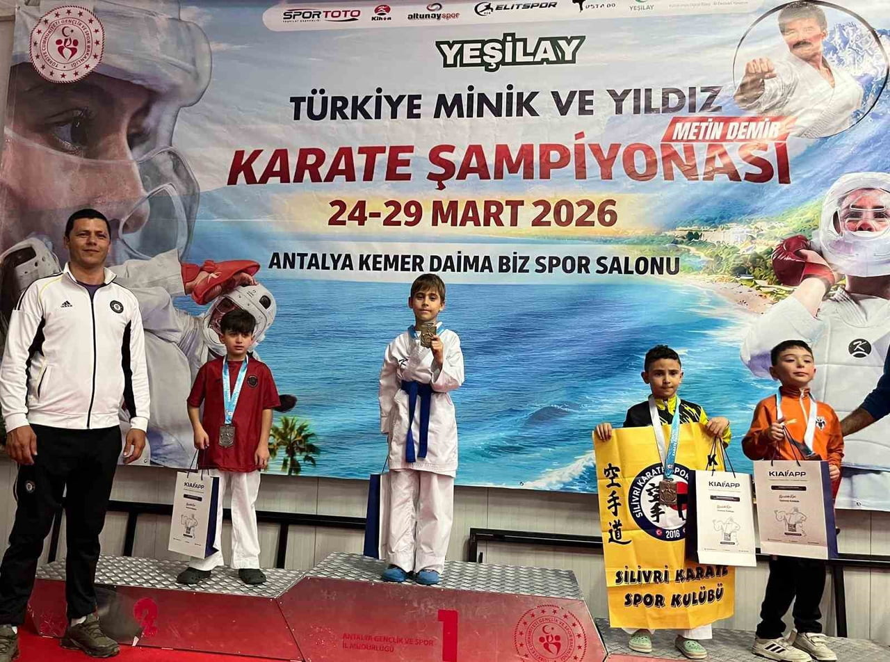 MUĞLA'DA YAŞAYAN 8 YAŞINDAKİ RAMAZAN ÖZLER, 6 AY ÖNCE BAŞLADIĞI KARATEDE KATILDIĞI ŞAMPİYONADA...