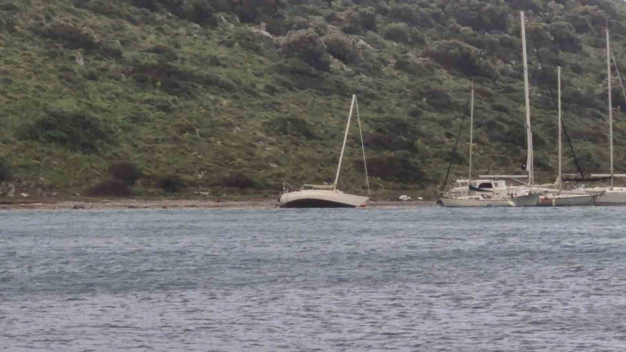 MUĞLA'NIN BODRUM İLÇESİNDE ETKİLİ OLAN FIRTINA HAYATI OLUMSUZ ETKİLERKEN, 2 YELKENLİ TEKNE KARAYA...