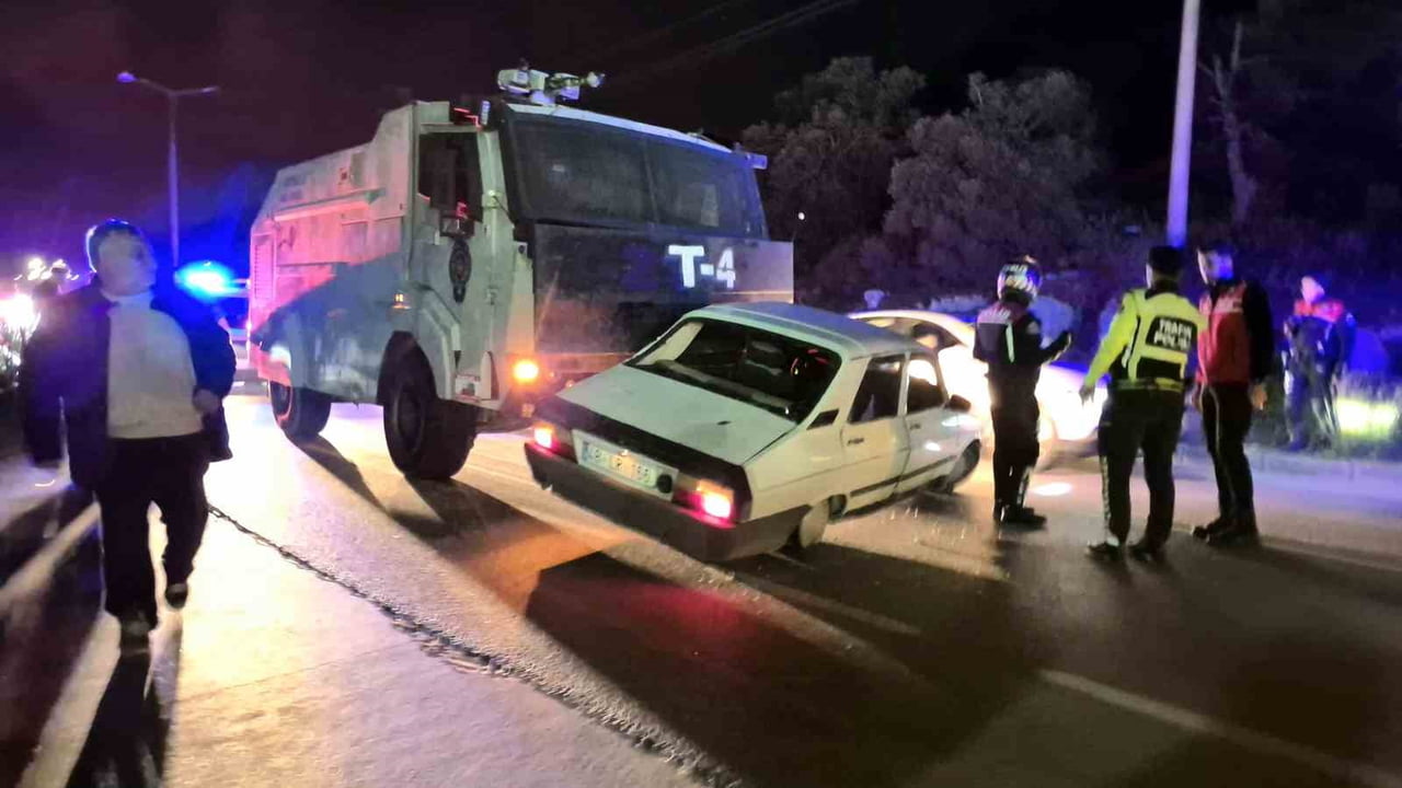 MUĞLA'NIN BODRUM İLÇESİNDE TOMA'NIN OTOMOBİLE ÇARPTIĞI TRAFİK KAZASI UCUZ ATLATILDI.
