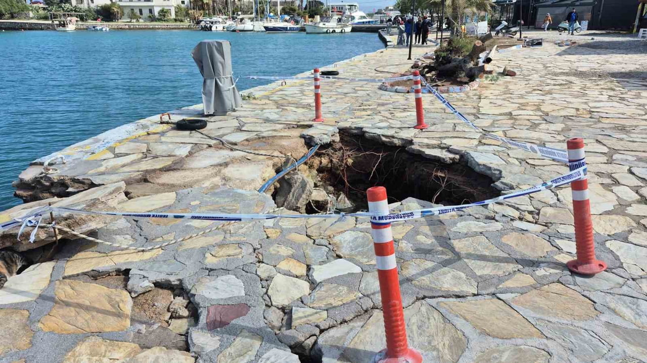 MUĞLA'NIN DATÇA İLÇESİNDE DÜN ÖĞLE SAATLERİNDE BAŞLAYAN VE SAATTE 95 KİLOMETREYİ AŞAN FIRTINA...