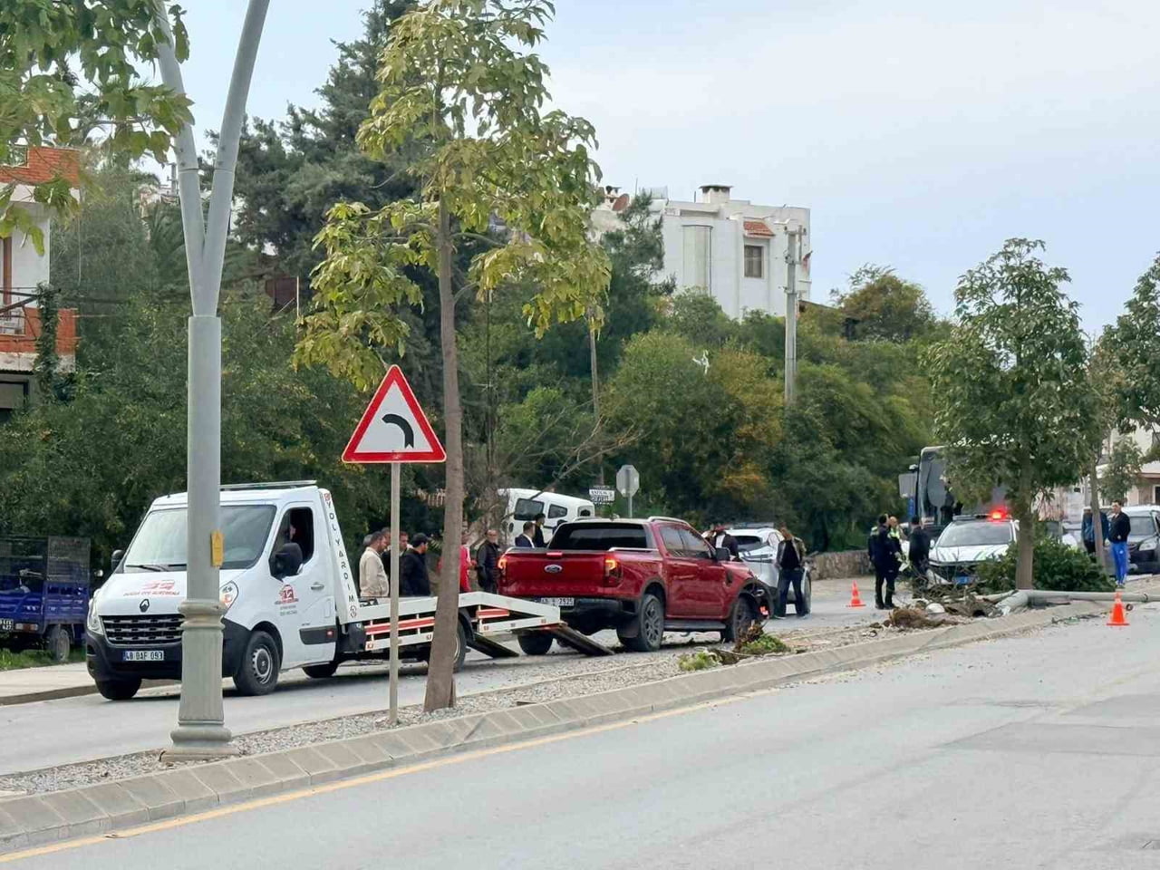 MUĞLA'NIN DATÇA İLÇESİNDE KONTROLDEN ÇIKAN BİR OTOMOBİL, 2 AĞACI VE 1 ELEKTRİK DİREĞİNİ YERİNDEN...