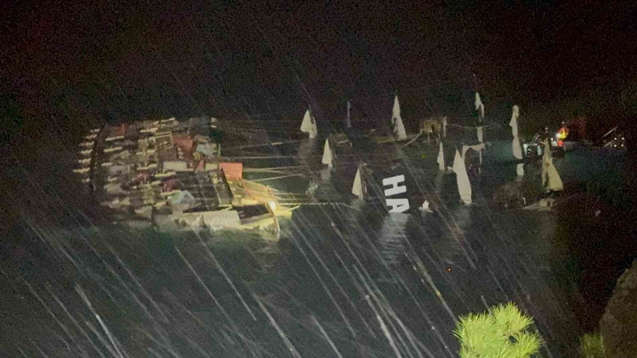 MUĞLA'NIN FETHİYE İLÇESİNDE KAYALIKLARA ÇARPAN BİR TEKNE BATTI. OLAYDA TEKNEDE BULUNAN 6 KİŞİ...