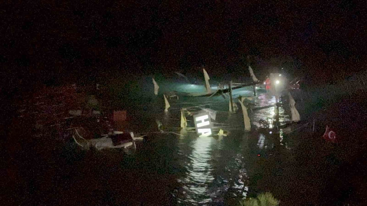 MUĞLA'NIN FETHİYE İLÇESİNDE KAYALIKLARA ÇARPAN BİR TEKNE BATTI. OLAYDA TEKNEDE BULUNAN 6 KİŞİ...