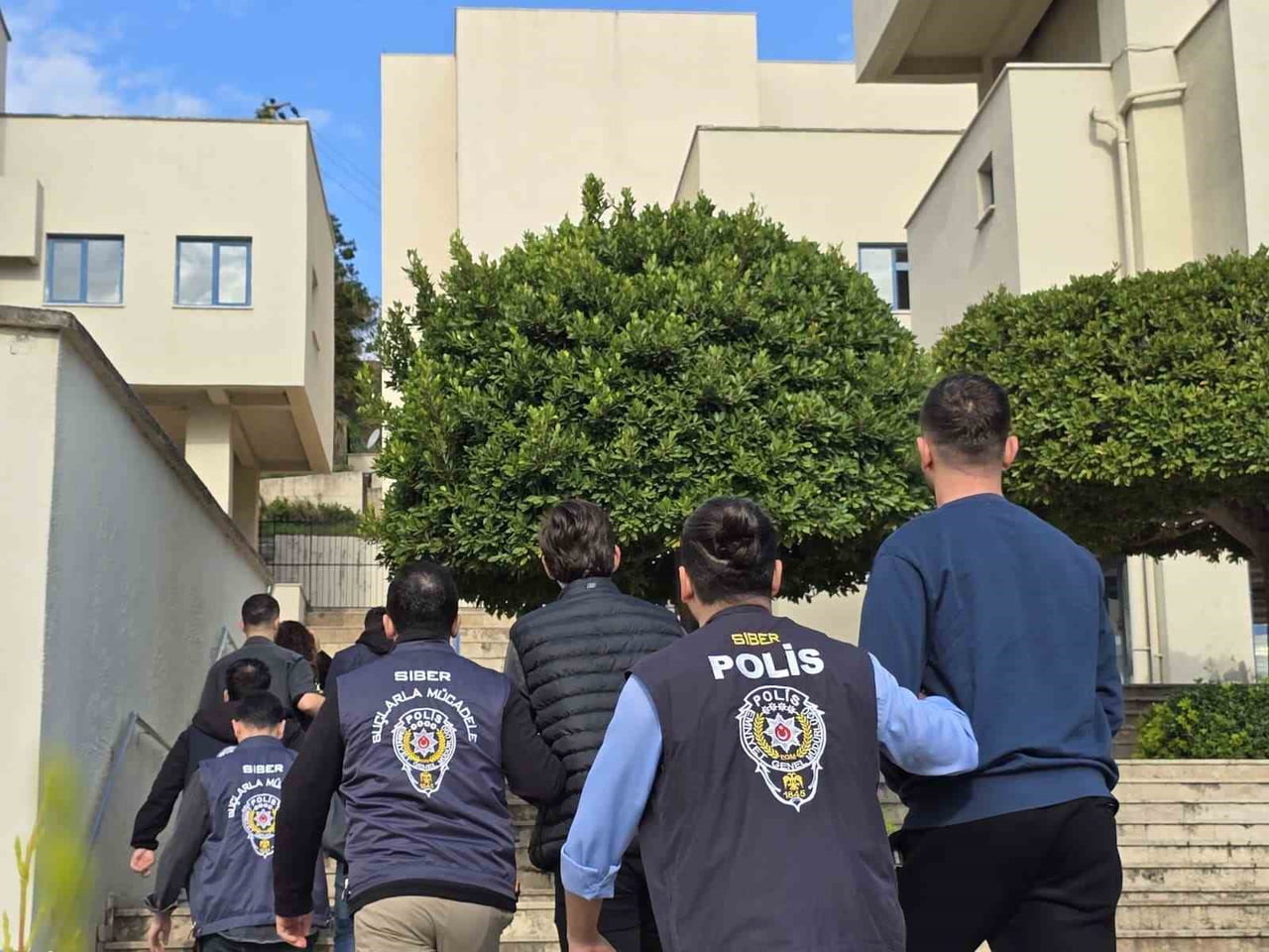 MUĞLA'NIN MARMARİS İLÇESİ MERKEZLİ 3 İLDE DÜZENLENEN OPERASYONLA, BUNGALOV KİRALAMA VAADİYLE...