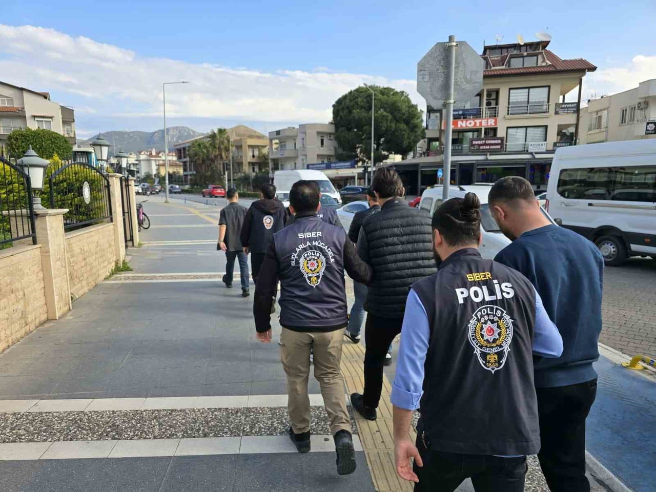 MUĞLA'NIN MARMARİS İLÇESİ MERKEZLİ 3 İLDE DÜZENLENEN OPERASYONLA, BUNGALOV KİRALAMA VAADİYLE...