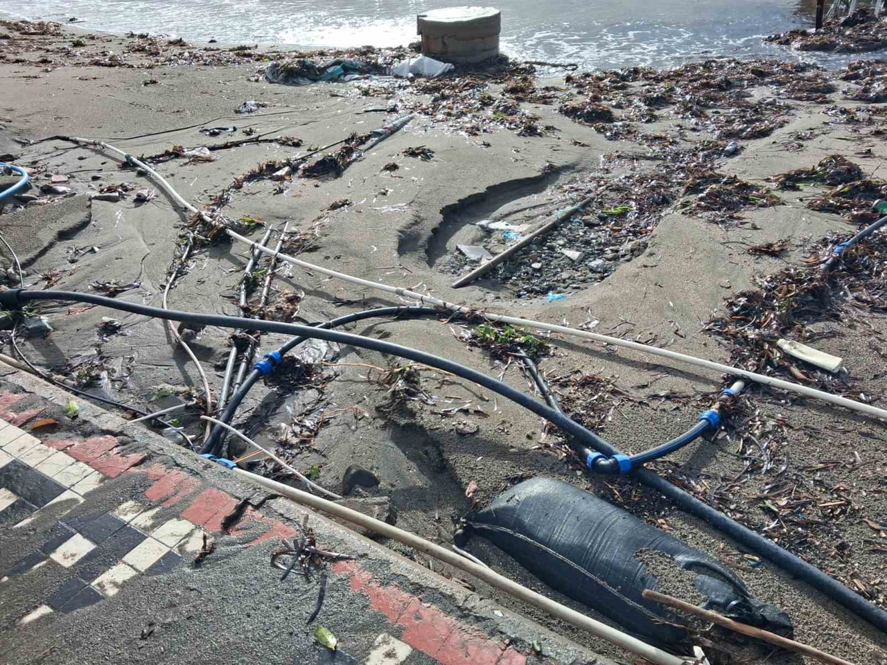 MUĞLA'NIN MARMARİS İLÇESİNDE ETKİLİ OLAN FIRTINA VE SAĞANAK SONRASINDA DENİZDEN TAŞINAN ÇÖP VE...