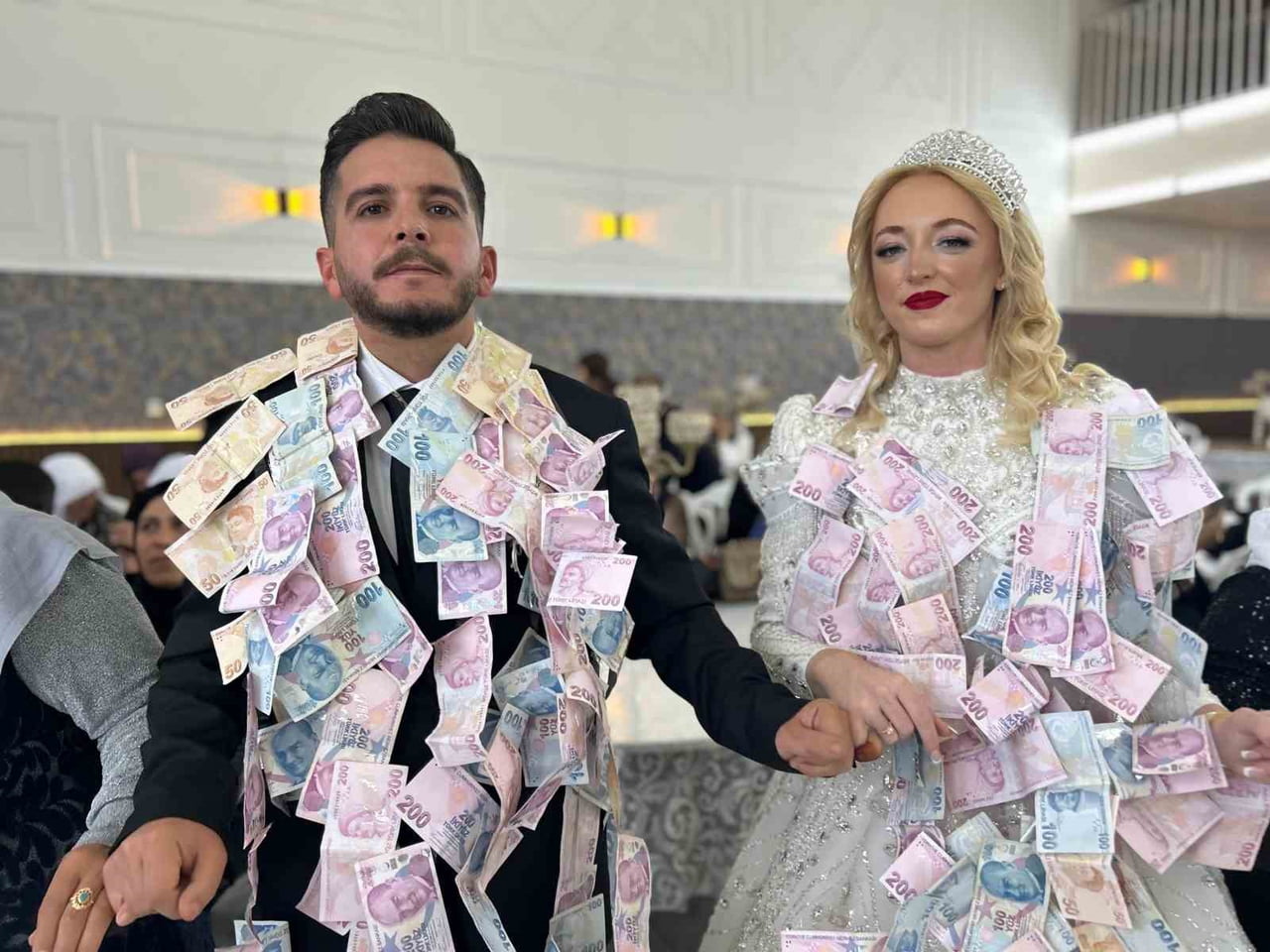 MUĞLA'NIN MARMARİS İLÇESİNDE TANIŞAN VANLI MUSA ASLAN İLE İSKOÇYALI LEANNE, VAN'DA DÜZENLENEN...