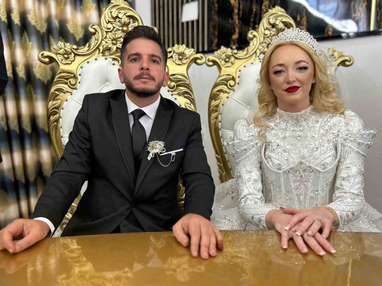 MUĞLA'NIN MARMARİS İLÇESİNDE TANIŞAN VANLI MUSA ASLAN İLE İSKOÇYALI LEANNE, VAN'DA DÜZENLENEN...