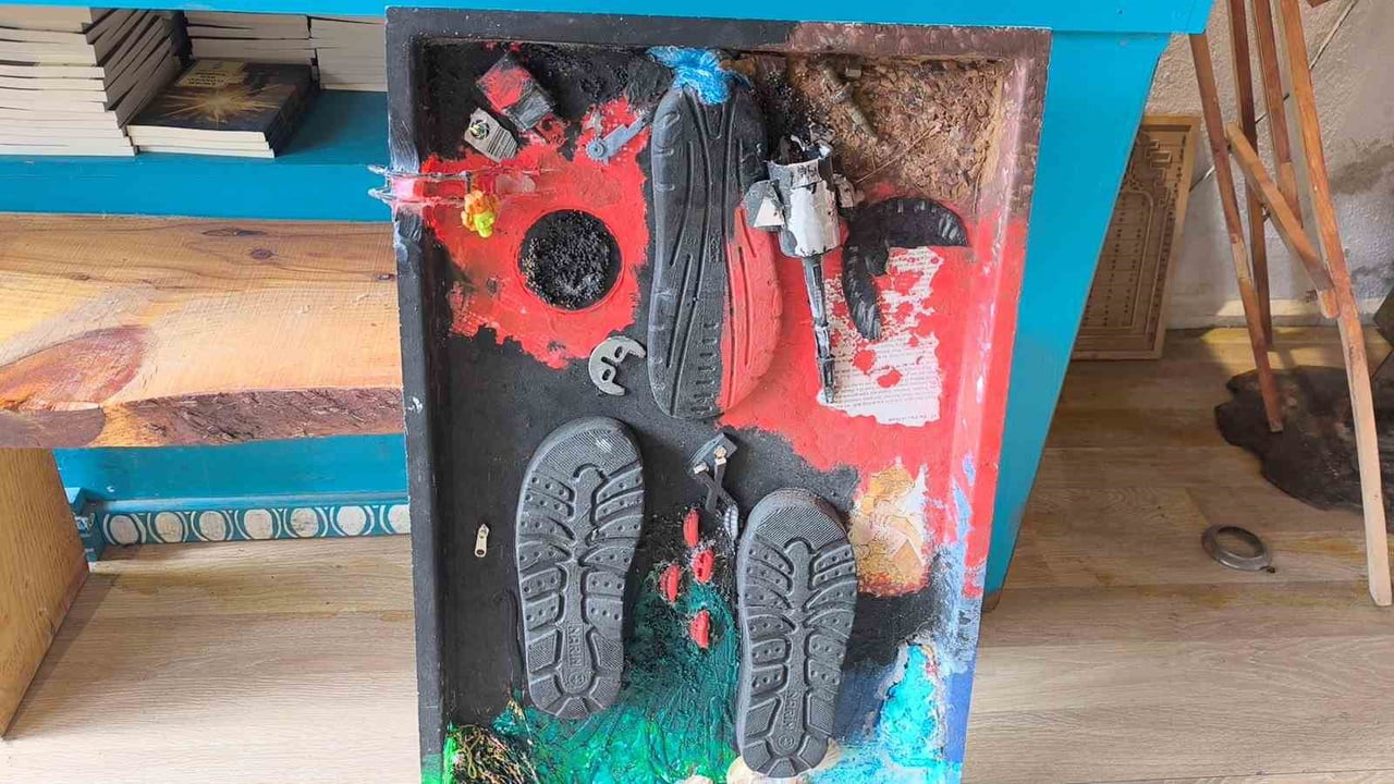 MUĞLA'NIN MENTEŞE İLÇESİNDE YAŞAYAN SANATÇI ÖZER KOÇ, GÜNLÜK HAYATTA ÇÖPE GİDEN NESNELERİ BİRER...