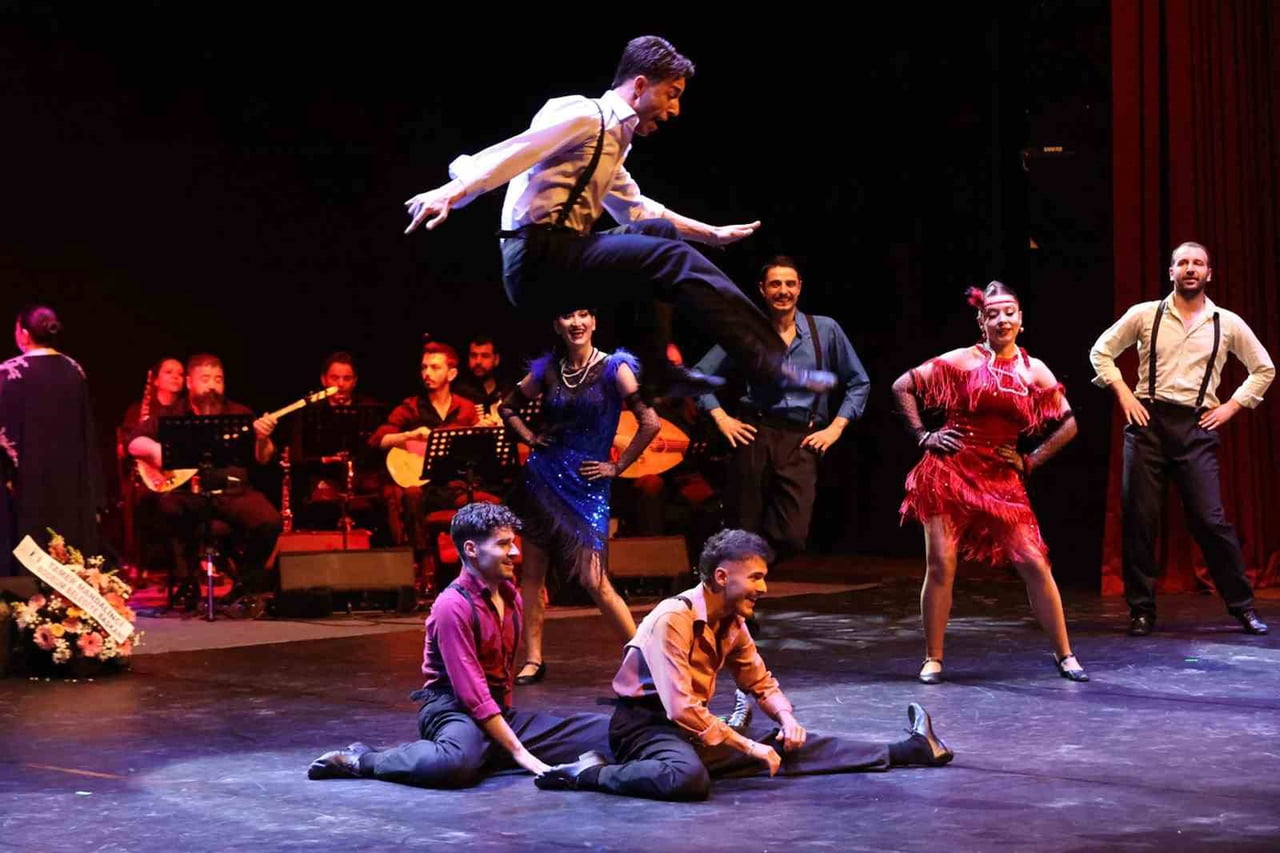 MUĞLA’DA NOSTALJİ RÜZGÂRI: 70’LER VE 80’LERİN FİLM MÜZİKLERİ BÜYÜLEDİ