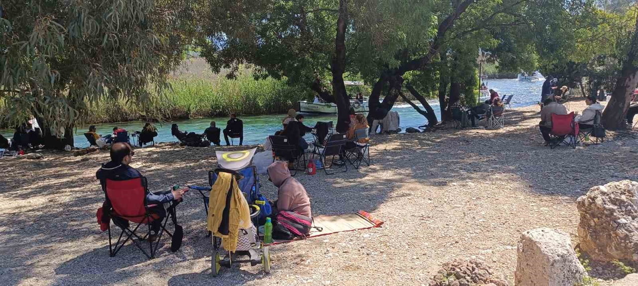MUĞLA’NIN AKYAKA MAHALLESİ’NDE YER ALAN AZMAK NEHRİ, BAHAR AYLARININ GELMESİYLE BİRLİKTE ZİYARETÇİ...