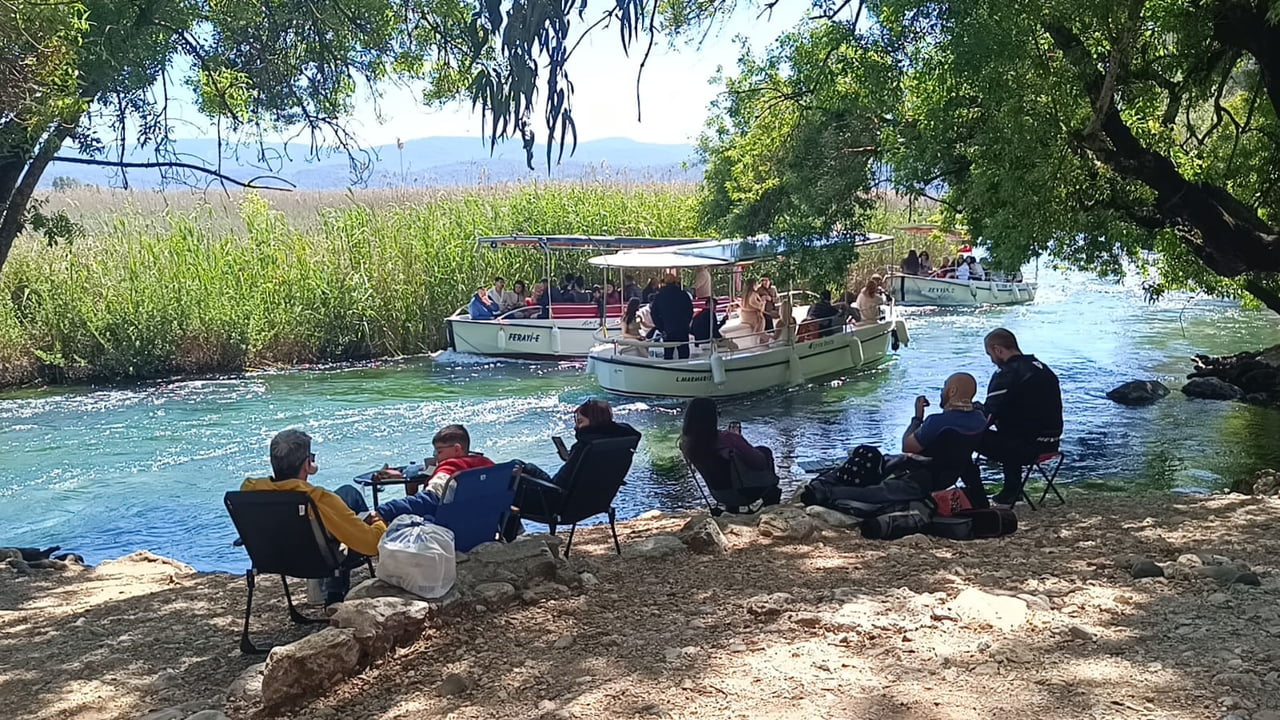 MUĞLA’NIN AKYAKA MAHALLESİ’NDE YER ALAN AZMAK NEHRİ, BAHAR AYLARININ GELMESİYLE BİRLİKTE ZİYARETÇİ...