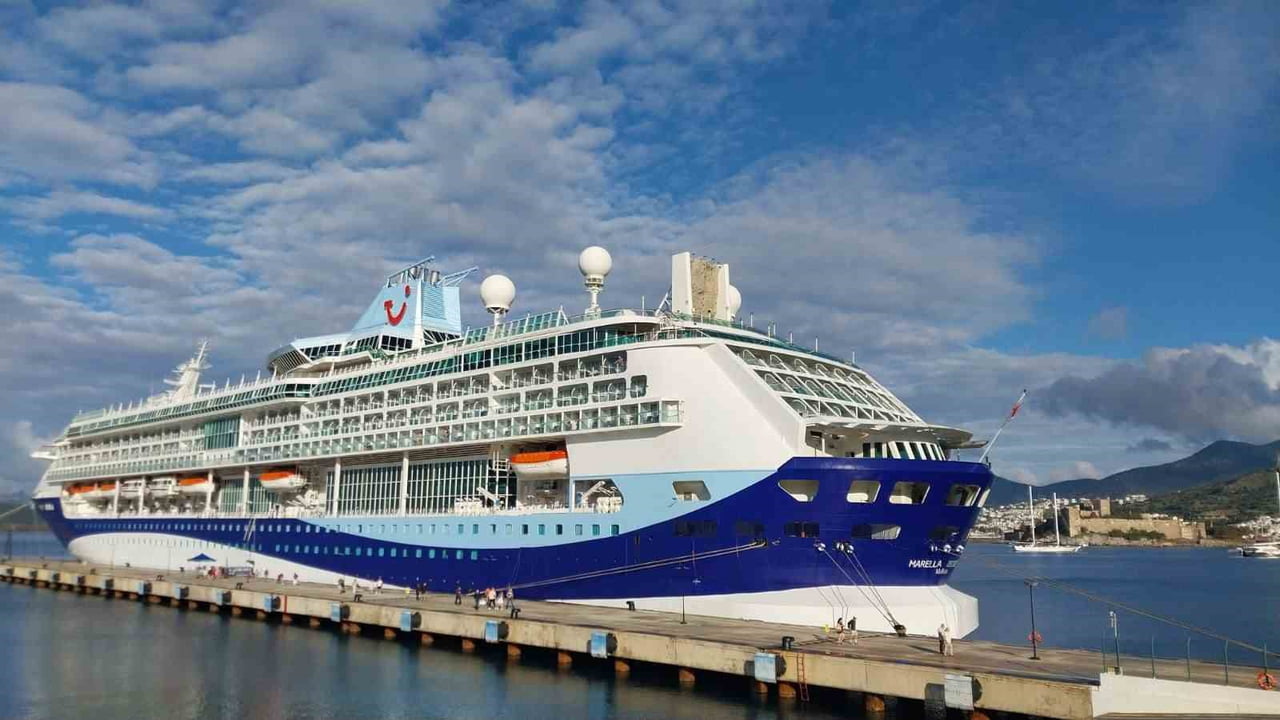 MUĞLA’NIN BODRUM İLÇESİNE GELEN MARELLA DİSCOVERY ADLI YOLCU GEMİSİ, 1917 YOLCU GETİRDİ.