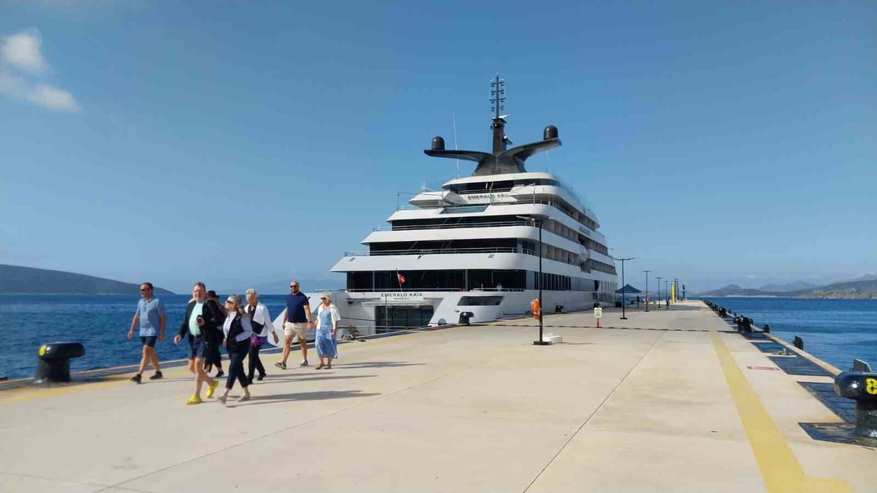 MUĞLA’NIN BODRUM İLÇESİNE "EMERALD KAİA" ADLI KRUVAZİYER GEMİSİ GELDİ.